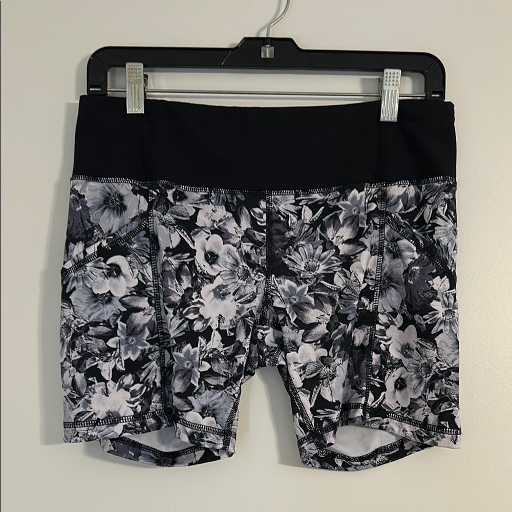 90 Degree by Reflex Black & White Floral Print Athletic Shorts Size Medium